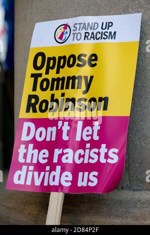 Londra, Regno Unito, 17 novembre 2018:- UN segno contro Tommy Robinson allo Stand Up to Racism marzo attraverso Londra centrale dalla BBC a vicino Foto Stock