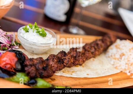 Adana kebab - servito sul tavolo Foto Stock