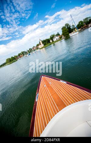 Motoscafo elettrico su Ammersee, Baviera, Germania Foto Stock