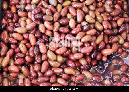 Stalla con le olive Kalamata o Kalamon al mercato di strada ad Atene, Grecia. Foto Stock