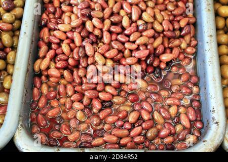 Stalla con le olive Kalamata o Kalamon al mercato di strada ad Atene, Grecia. Foto Stock