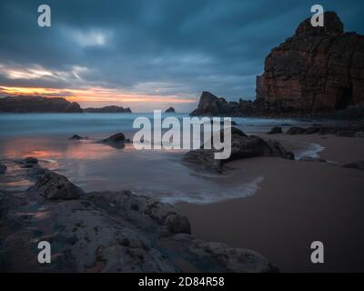 Paesaggio al tramonto della spiaggia di Portio a Liencres, Cantabria, Spagna. Foto Stock