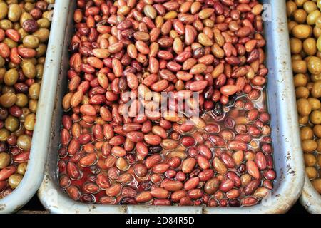 Stalla con le olive Kalamata o Kalamon al mercato di strada ad Atene, Grecia. Foto Stock