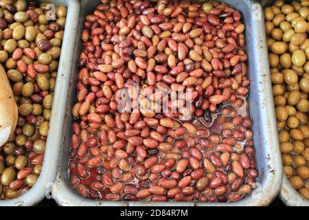 Stalla con le olive Kalamata o Kalamon al mercato di strada ad Atene, Grecia. Foto Stock