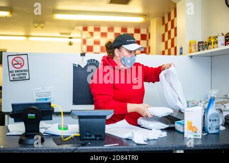 Netherton, West Midlands, Regno Unito. 27 ottobre 2020. Sarah Peniket-Aldridge prepara pasti da asporto nel suo bar - Netherton Cafe - nel Black Country, West Midlands, per i bambini durante il semestre scolastico. "Abbiamo inviato decine di pasti caldi per i bambini affamati. Forniamo anche quelli che isolano da Covid e alcune persone non possono pagare fino a quando non ottengono il loro credito universale o salari. Ma ottengono il loro cibo e li lasciamo pagare quando possono", dice. "Non lascerò che nessuno vada affamato." Netherton, a Sandwell, è in alto allerta, ed è una delle zone più povere dell'Inghilterra. Foto Stock