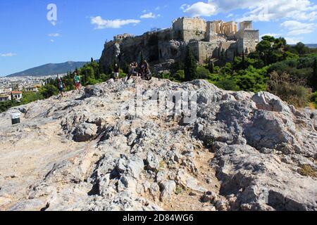 Vista della collina dell'Acropoli dalla collina di Areopagus ad Atene, Grecia, 9 ottobre 2020. Foto Stock