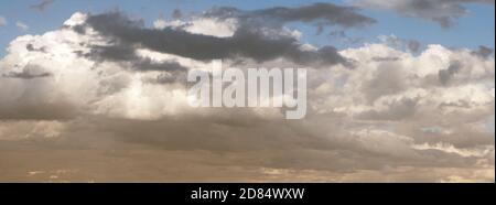 Cielo autunnale con colori scuri e nuvole grigie e pioggia carica. Bella sfondo giallo grigio sfumatura colori. Foto Stock