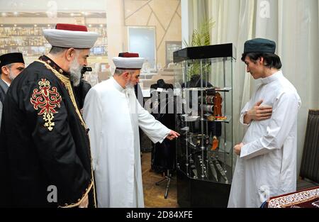 Sheikh Jameel Haleem (a sinistra) e mufti Sheikh Akhmed Tamim saluto musulmani durante la festa islamica Mawlid Foto Stock