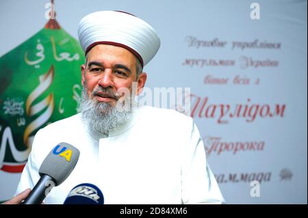 Mufti dell'Ucraina Sheikh Akhmed Tamim fa un'intervista durante Festeggiamenti islamici Mawlid Foto Stock