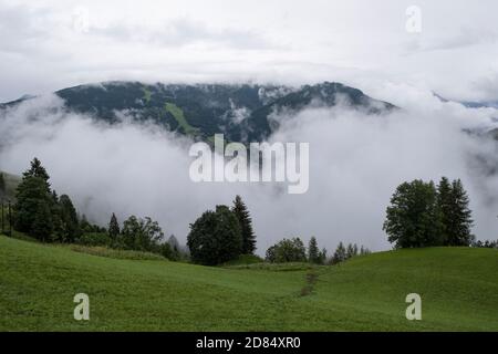Montagne coperte di nuvole di pioggia, Wagrain nella regione di Pongau, Salisburgo Foto Stock