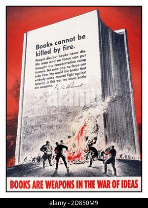 Vintage 1940 USA Propaganda Poster della seconda guerra mondiale ‘i libri sono armi nella guerra delle idee’ S. Broder. Poster che mostra libri di masterizzazione nazista, con citazione di Franklin D. Roosevelt, 'i libri non possono essere uccisi dal fuoco ....' [Washington, D.C.] : U.S. Government Printing Office, 1942. (poster) : colore. Foto Stock