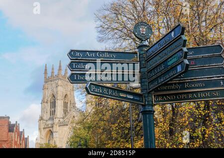 York, Regno Unito, inghilterra, 24-10-2020, segno di informazioni turistiche nella città di York, con la cattedrale di york in background Foto Stock