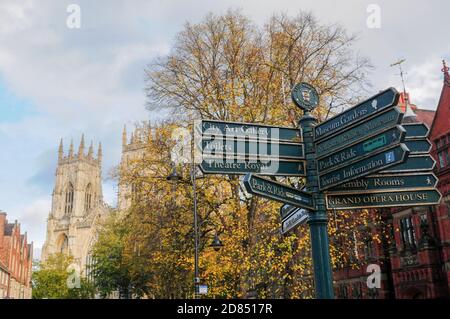 York, Regno Unito, inghilterra, 24-10-2020, segno di informazioni turistiche nella città di York, con la cattedrale di york in background Foto Stock