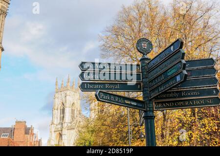 York, Regno Unito, inghilterra, 24-10-2020, segno di informazioni turistiche nella città di York, con la cattedrale di york in background Foto Stock