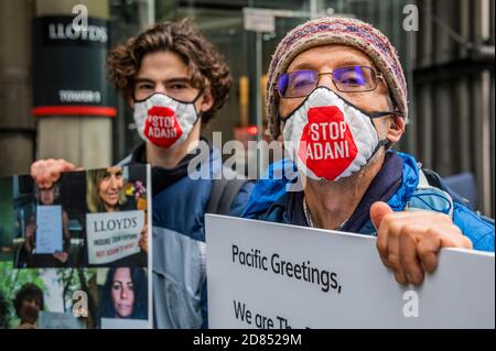 Città di Londra, Regno Unito. 27 Ott 2020. Assicurare il nostro futuro non la protesta del carbone di Adani contro Lloyd's di Londra - Lloyd's è stata mirata da una campagna per spostare il settore assicurativo fuori dai combustibili fossili e allineare le sue politiche con l'accordo di Parigi. All'azione sono state presentate cartoline giganti per conto dei cittadini interessati dell'Australia e delle isole del Pacifico. Le cartoline sono state indirizzate al CEO di Lloyd John Neal, invitandolo ad agire sulla scienza del cambiamento climatico e a smettere di assicurare nuovi progetti di carbone come la miniera di Adani. Non sono stati accettati dal personale addetto alla sicurezza. Credit: Guy Bell/Alamy Live News Foto Stock