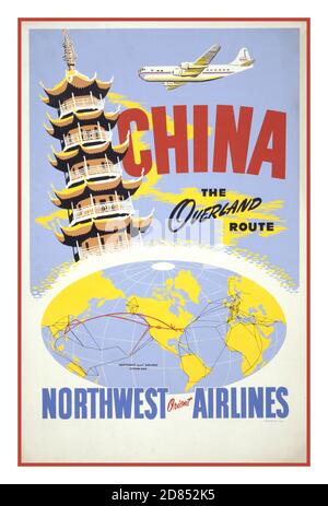 Poster di viaggio d'epoca "Cina, via terra". Northwest Orient Airlines [Stati Uniti 1950] (poster) : litografia, poster a colori che mostra una pagoda e un aereo, sopra una mappa del sistema Northwest Orient Airlines. Foto Stock