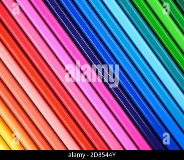 Sfondo a matita multicolore. Primo piano di matite colorate. Sfondo scolastico per la copertina, lo sfondo o la schermata di blocco Foto Stock
