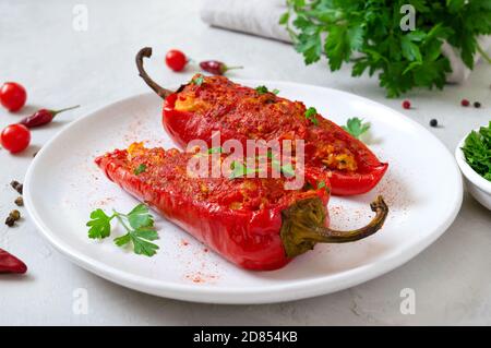 Gustosi peperoni ripieni di pollo, lenticchie e pomodori. Piatto semplice e utile. Foto Stock