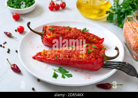 Gustosi peperoni ripieni di pollo, lenticchie e pomodori. Piatto semplice e utile. Foto Stock