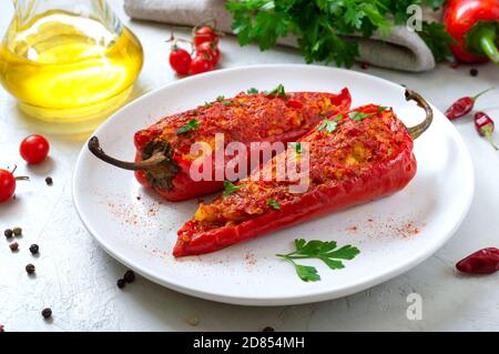 Gustosi peperoni ripieni di pollo, lenticchie e pomodori. Piatto semplice e utile. Foto Stock