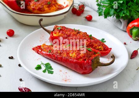 Gustosi peperoni ripieni di pollo, lenticchie e pomodori. Piatto semplice e utile. Foto Stock