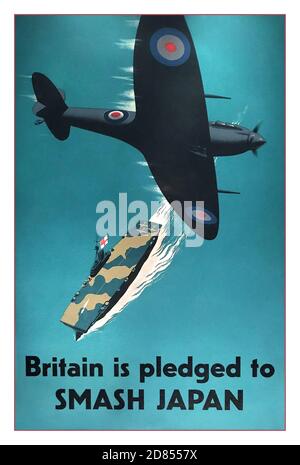 1940 Regno Unito WW2 Propaganda Poster ‘Gran Bretagna si è impegnata a DISTRUGGERE GIAPPONE’ con la Royal Navy Ark Royal portaerei e. Un aereo RAF Spitfire che vola in testa alla seconda guerra mondiale Guerra mondiale Foto Stock