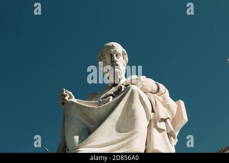 Statua dell'antico filosofo greco Platone ad Atene, Grecia, 9 ottobre 2020. Foto Stock