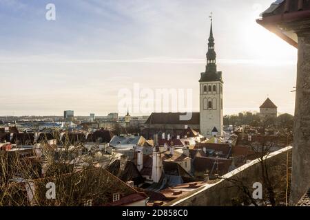 Tallinn, Estonia. La torre della chiesa di San Nicola (Niguliste kirik), dalla piattaforma di osservazione Kohtuotsa Foto Stock