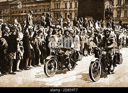 Una vecchia stampa della seconda guerra mondiale dei motociclisti russi che guidano l'esercito attraverso la città alla liberazione di Praga, Cecoslovacchia nel 1945. La città di Praga è stata liberata dall'URSS durante l'offensiva di Praga. Tutte le truppe tedesche del Centro del Gruppo d'Esercito (Heeresgruppe Mitte) e molte delle forze del Gruppo d'Esercito Ostmark (precedentemente noto come Gruppo d'Esercito Sud) sono state uccise o catturate. L'offensiva di Praga (in russo "l'offensiva strategica di Praga" ( Пражская стратегическая наступательная операция ) è stata l'ultima importante operazione militare della seconda guerra mondiale in Europa. I sovietici entrano a Praga, 9 maggio 1945 Foto Stock