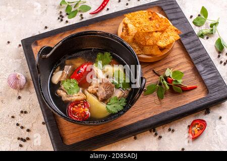 Costolette di maiale brasate cibo tradizionale cinese servito con kale sbollito in una pentola di ceramica. E salsa affosata Foto Stock