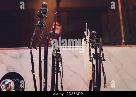 row giocattolo nero scheletro simbol halloween primo piano. Foto Stock