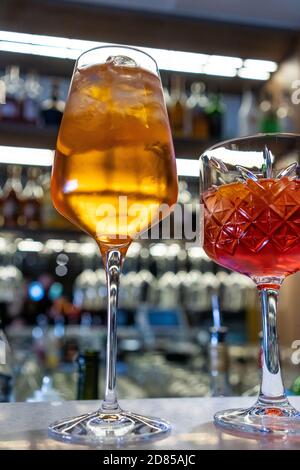 Italian Aperol Spritz cocktail con fettine di arancio su un banco di bar. Estate sangria o rosso cocktail con ingredienti Foto Stock