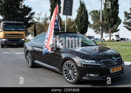 Gerusalemme, Israele. 27 Ott 2020. Repubblicani d’oltremare Israele guida un convoglio per la campagna presidenziale di rielezione di POTUS Donald Trump dalla strada 1 vicino a Tel Aviv a Gerusalemme. Israele ospita circa 300,000 cittadini statunitensi, una delle più grandi popolazioni di cittadini statunitensi non residenti con circa 200,000 elettori americani. Credit: NIR Alon/Alamy Live News Foto Stock