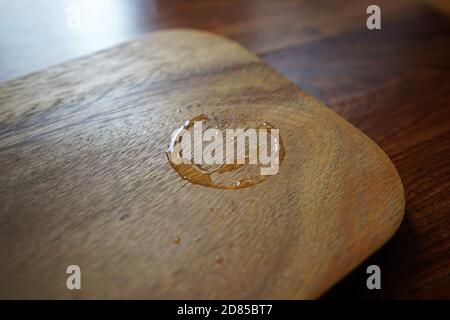 Chiudere l'anello dell'acqua sulla tavola di legno Foto Stock