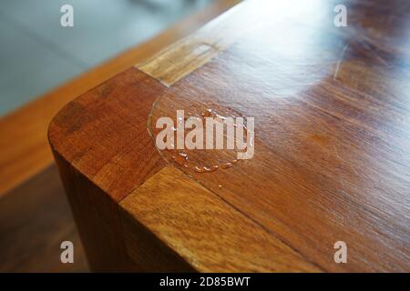 Chiudere l'anello dell'acqua sulla tavola di legno Foto Stock