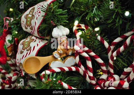 Sfondo della scena dell'albero di Natale con luci e ornamenti Foto Stock