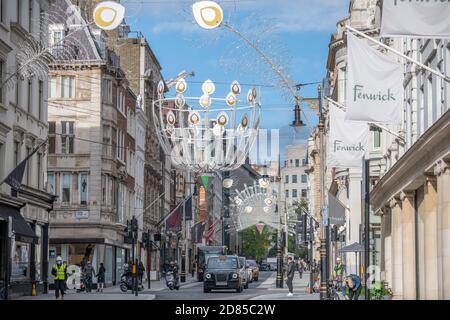 2020 installazioni di luci a New Bond Street nel centro di Londra, 26 ottobre 2020. Foto Stock