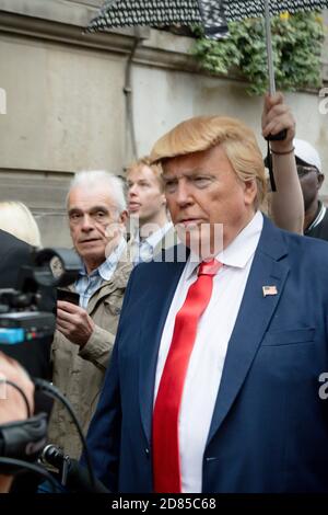 Londra, Regno Unito, 4 giugno 2019:- UN Donald Trump assomiglia a cammina lungo Whitehall verso Downing Street Foto Stock