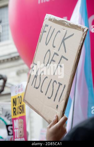 Londra, Regno Unito, 4 giugno 2019:- Placards tenuti dai manifestanti anti anti anti di Trump a Whitehall contro la visita di Stato di Donald Trump nel Regno Unito Foto Stock