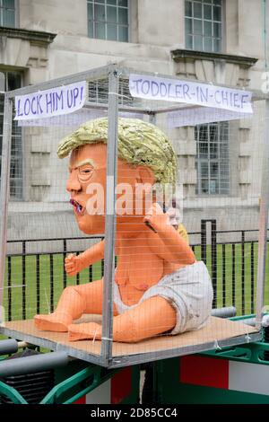 Londra, Regno Unito, 4 giugno 2019:- un satue di Donald Trump come un bambino in una gabbia sulla protesta della visita di stato di Anti Trump a Whitehall Foto Stock