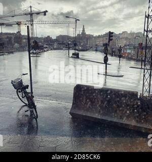 Giornata piovosa a Slussen, centro storico, Stoccolma 2019 Foto Stock