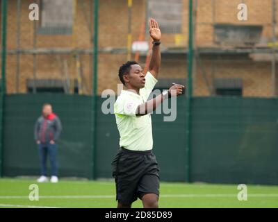 Arbitro Jacob Veira officiating Pineapple FC contro Huyton Cons FC a Liverpool Business Houses Sunday League, Liverpool, UK il 10 ottobre 2020. Foto Stock