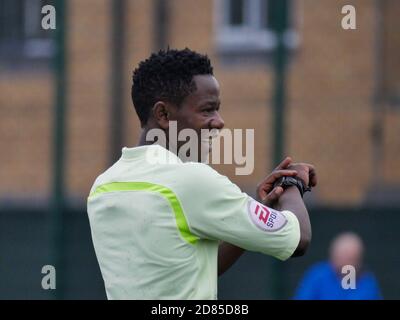 Arbitro Jacob Veira officiating Pineapple FC contro Huyton Cons FC a Liverpool Business Houses Sunday League, Liverpool, UK il 10 ottobre 2020. Foto Stock