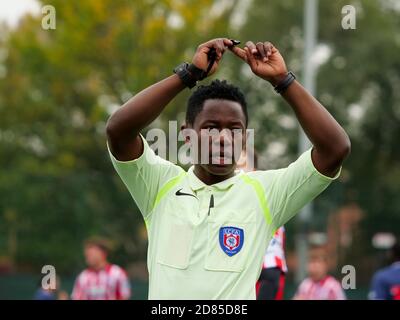 Arbitro Jacob Veira officiating Pineapple FC contro Huyton Cons FC a Liverpool Business Houses Sunday League, Liverpool, UK il 10 ottobre 2020. Foto Stock