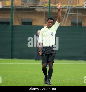 Arbitro Jacob Veira officiating Pineapple FC contro Huyton Cons FC a Liverpool Business Houses Sunday League, Liverpool, UK il 10 ottobre 2020. Foto Stock