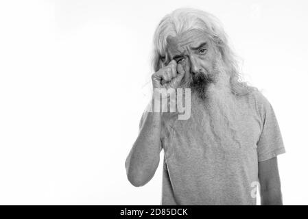 Studio shot di senior uomo barbuto cercando triste durante il pianto Foto Stock