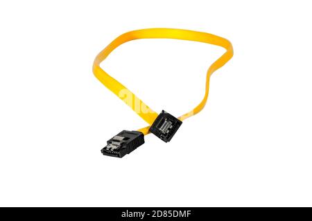 Il cavo SATA del computer si isola in giallo su uno sfondo bianco in primo piano. Foto Stock