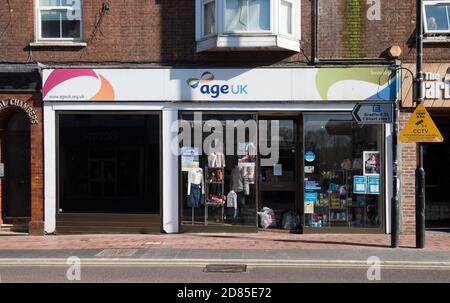 Il negozio di beneficenza AGE UK si trova a Tonbridge High Stree, Tonbridge, Regno Unito Foto Stock