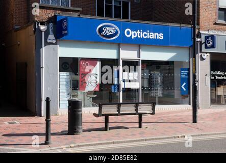 Boots Opticians business in High Street posizione a Tonbridge, Kent, Regno Unito Foto Stock