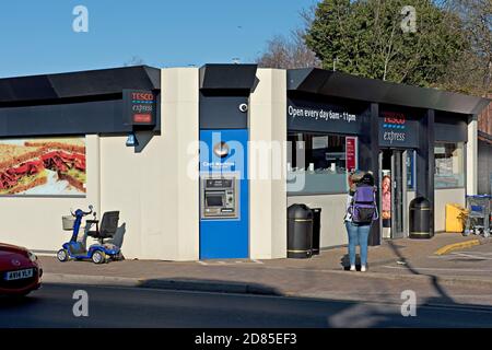 Una filiale di Tesco Express a Southborough, Kent, Regno Unito., Tesco Express è un minimarket più piccolo con il marchio Tesco. Foto Stock